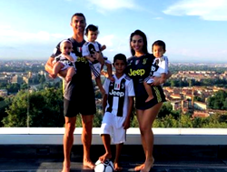 Ronaldo’s Bianconera family in Juve kits