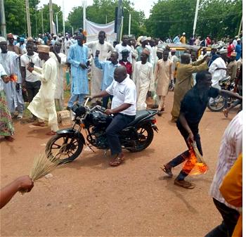 Breaking(Video/photos) Tambuwal supporters set APC flags, brooms ablaze in Sokoto