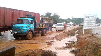 Despite claims by the FG, motorists groan on Enugu –Onitsha expressway