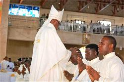 Photos: Onaiyekan weeps as Akawu, late priest goes home