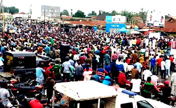 18 years non-completion: Residents protest, shut down Ogbomoso-Oyo-Ilorin road
