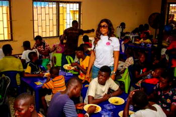 Actress, Ebube Nwagbo feeds 200 less privileged persons