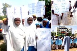 Video/Photos: Students protest as Jafar testifies against Ganduje over bribery allegation