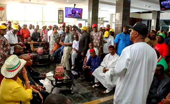 Photo : Saraki addresses delegates, corners Obi at PDP Convention