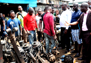 Auto dealers agree to vacate right of way