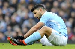 Aguero gives City injury scare