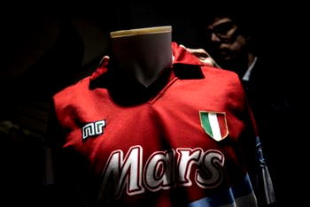 Unique Maradona shirt sold for 12,000 euros