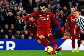 Liverpool open up six-point lead as Man City lose again at Leicester