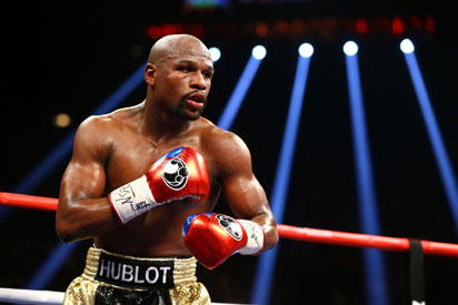 Floyd mayweather walking his aprentace ´Davis´ to the ring