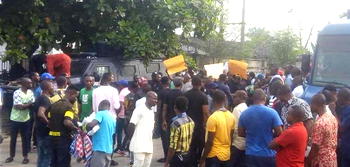 Breaking: APC supporters threaten no election in Rivers as Police barricade INEC office