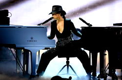 Alicia Keys’ dual piano performance at Grammy 2019 applauded