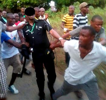 Video: How thugs molested DCP Okunola in Bayelsa