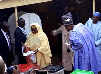 Nigerians react to Buhari ‘allegedly’ spying Aisha’s ballot paper