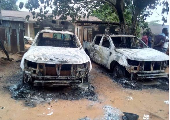 Breaking: Hoodlums set Anambra police station on fire, free prisoners