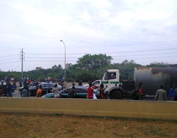 Photos: Buhari’s supporters along Airport in Abuja
