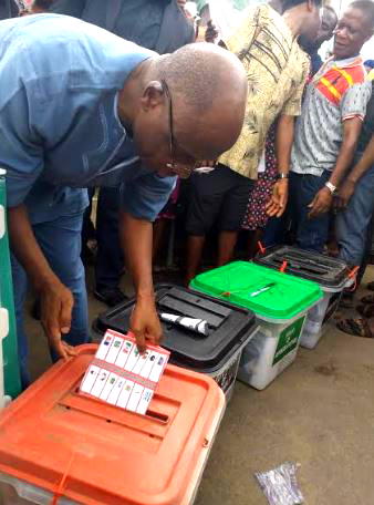 Photos: Amaechi casts his vote in Rivers