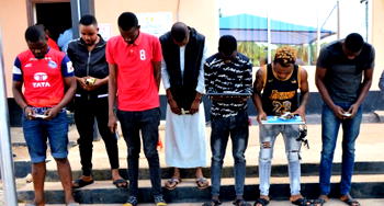 EFCC arrests 27 suspected ‘Yahoo-Boys’ in Osogbo, recovers 8 exotic cars