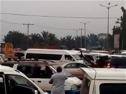 Mayhem in Onitsha: 15 wounded as touts take over Onitsha-Enugu expressway