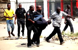 Man walks into police station, steals policewoman’s phone
