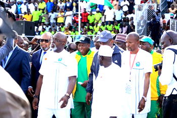 2019 Aiteo Cup finals: Ganduje, 3 deputy governors take cover as police disperse unruly Kano Pillars fans with teargas