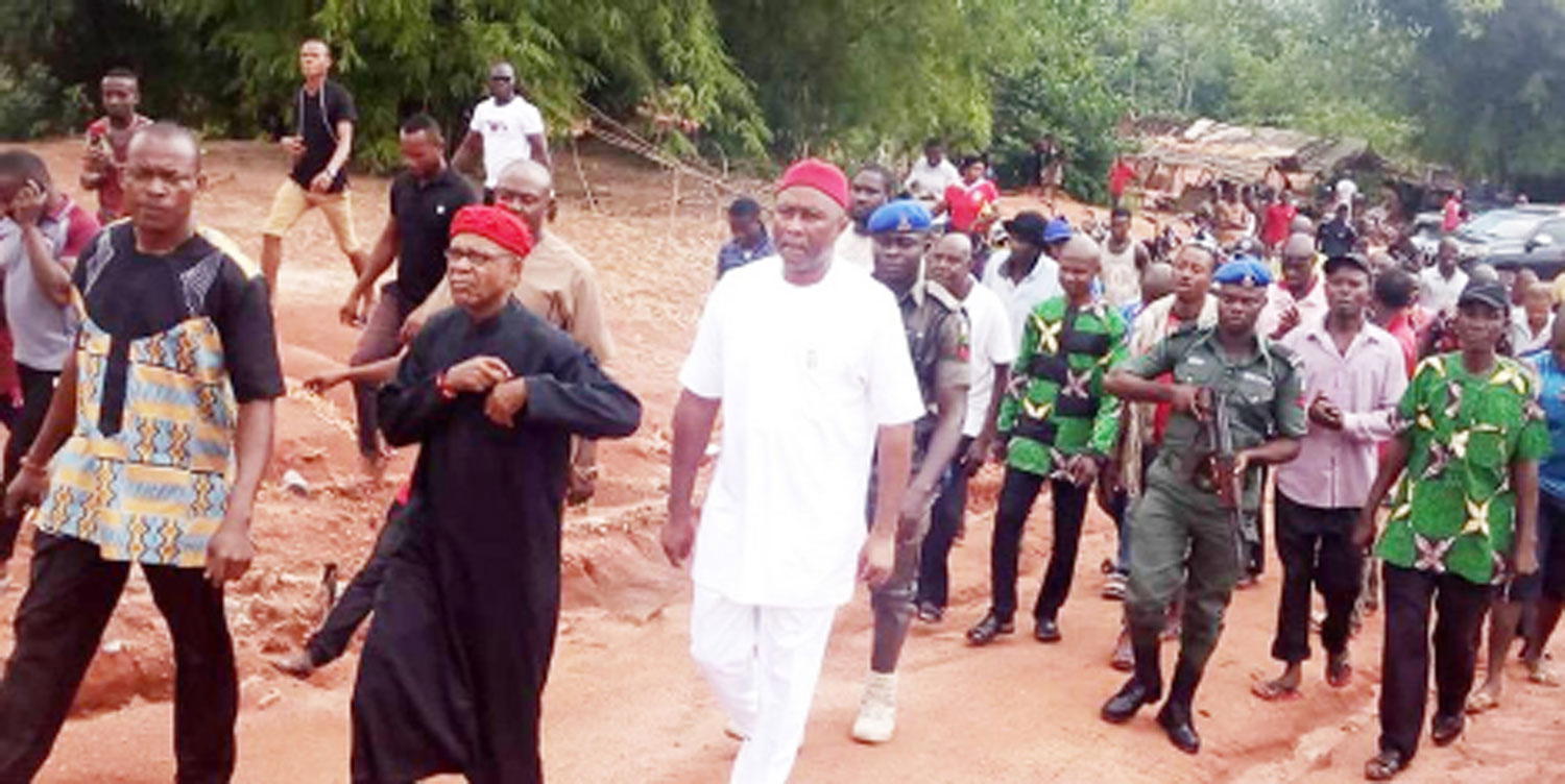 •Chief Uche Onyeagucha (in white) inspecting the Ugirike erosion site. Pics by Chidi Nkwopara.
