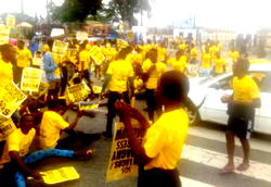 Lagos-Badagry Road: Residents storm Sanwo-Olu’s office over checkpoints