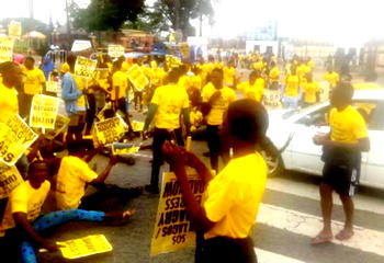 Lagos-Badagry Road: Residents storm Sanwo-Olu’s office over checkpoints