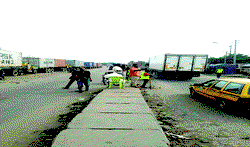 Apapa/Oshodi expressway:  Agberos shine at noon, officers reign mayhem at night