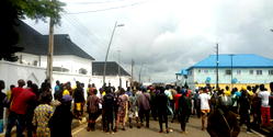 Photos: How Epe residents attacked EFCC officials