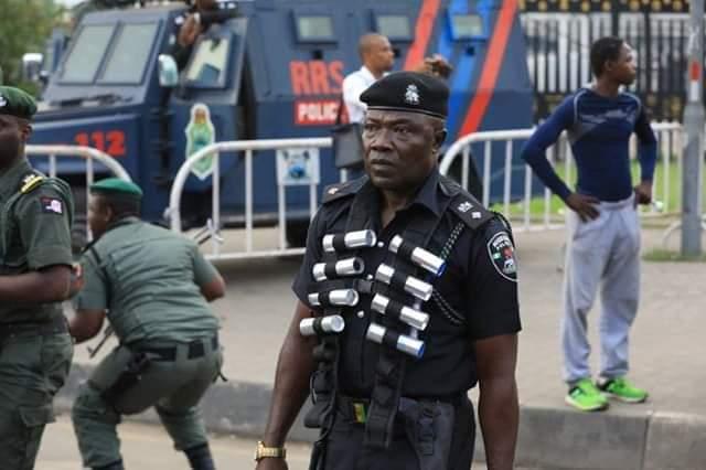 Sowore: Soldiers, Police fire teargas, disperse #RevolutionNow protesters in Lagos