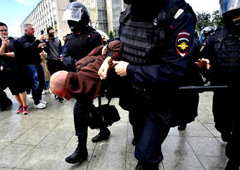 Russia: Police detain dozens of opposition protest