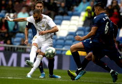 Real Madrid hang on for win after Benzema brilliance