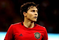 Lindelof extends Man Utd deal to 2024