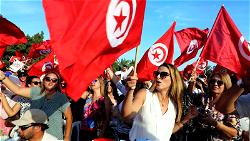 <strong></img>Hundreds of migrants fly home from Tunisia after attacks</strong>