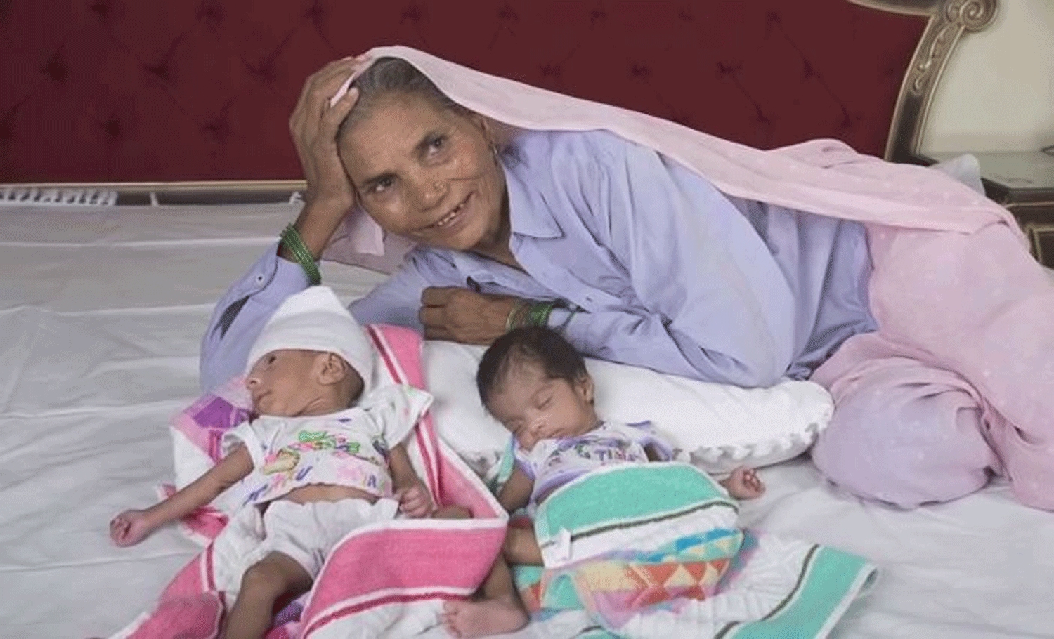 Сколько женщина может родить детей за жизнь. Омкари Панвар из Индии которая. Женщина родившая в 70 лет.