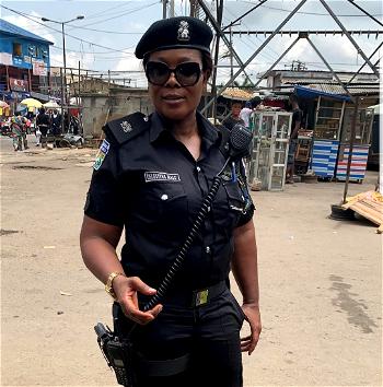 Policewoman saved robbery victim from death