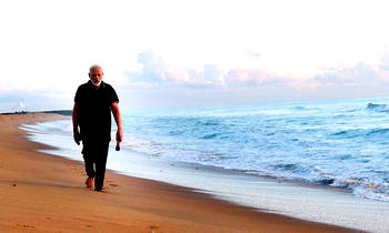 India PM picks up trash from seaside while hosting China’s President