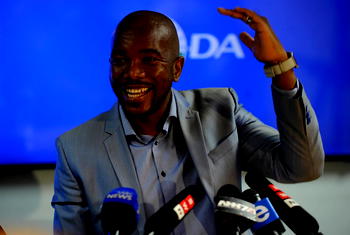 Mmusi Maimane: Leader of main South African opposition party steps down