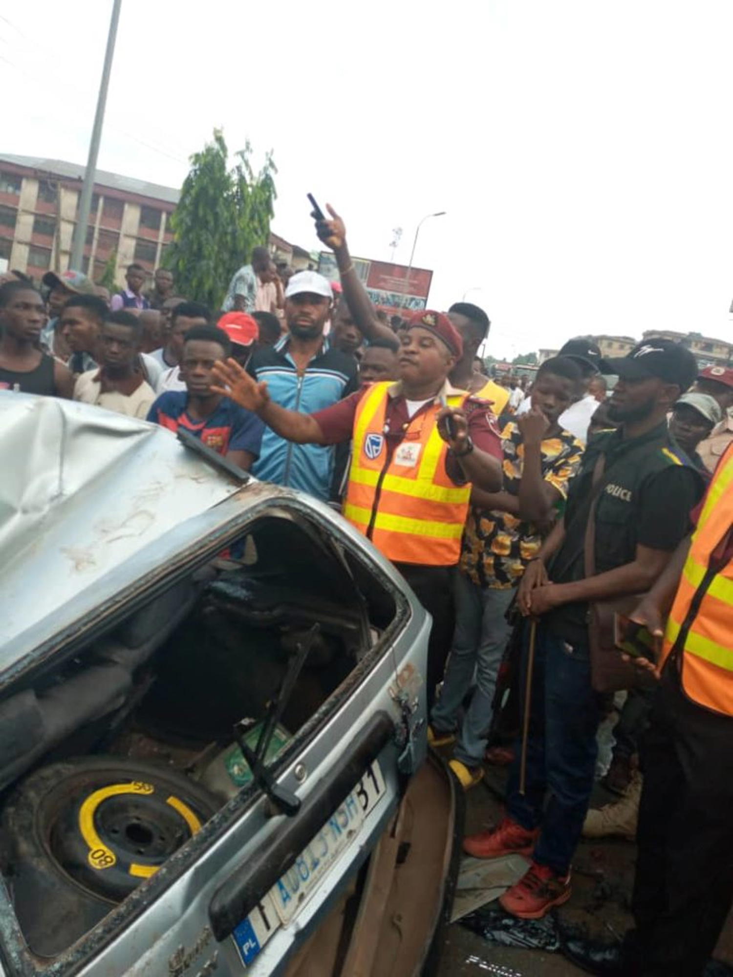 Breaking: Again two containers fall on vehicle in Onitsha