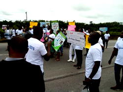 Presidential Amnesty Programme: Protesters block road, urge Dokubo to pay Ezonebi
