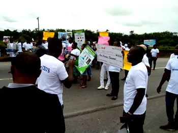Presidential Amnesty Programme: Protesters block road, urge Dokubo to pay Ezonebi