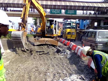 FG begins Apongbon Bridge, other roads repairs