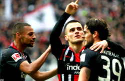 Frankfurt demolish 10-man Bayern 5-1, Gladbach stay top