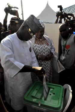 Photo: Yayaha Bello votes in Kogi election