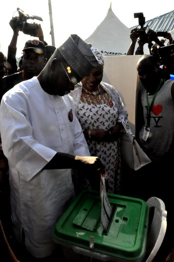 Photo: Yayaha Bello votes in Kogi election