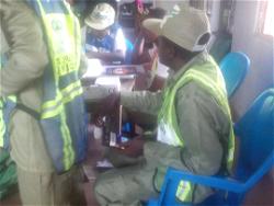 Video, Photo: Septuagenarian cast vote at Polling Unit 003, Famgbe Opolo Ward, Okutukutu, Yenagoa, Bayelsa
