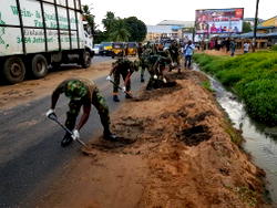 Army in Onitsha clears 13 years blocked drainage near Ziks House