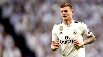 Singer Robbie Williams attempts to lure Kroos to Man Utd