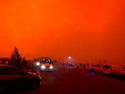 Thousands trapped on Australian beaches by dangerous bushfires