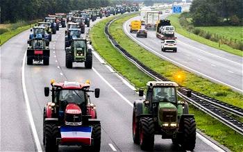 Dutch farmers block highways with tractors, angry at EU rules on pollution